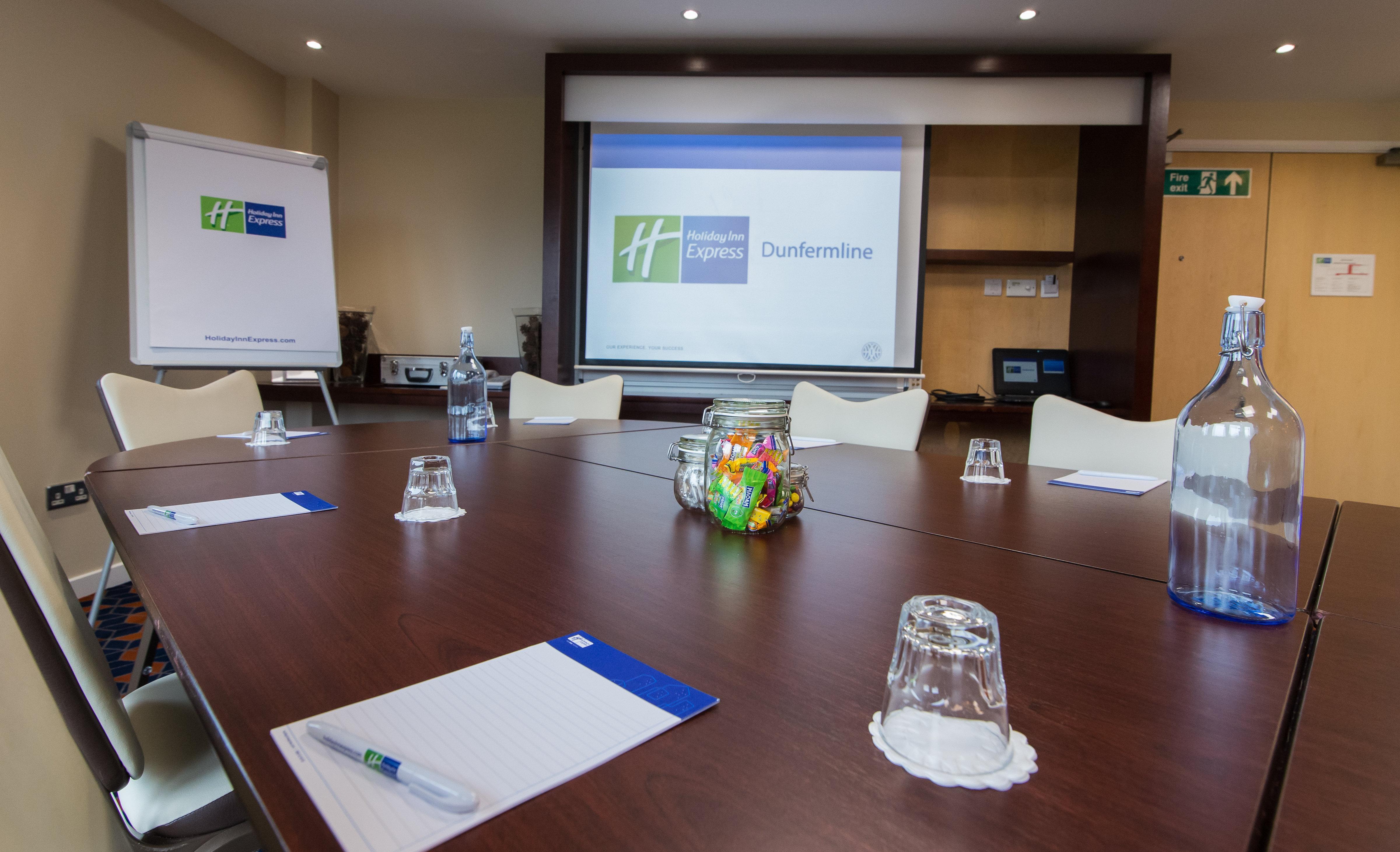 Holiday Inn Express Dunfermline By Ihg Eksteriør billede