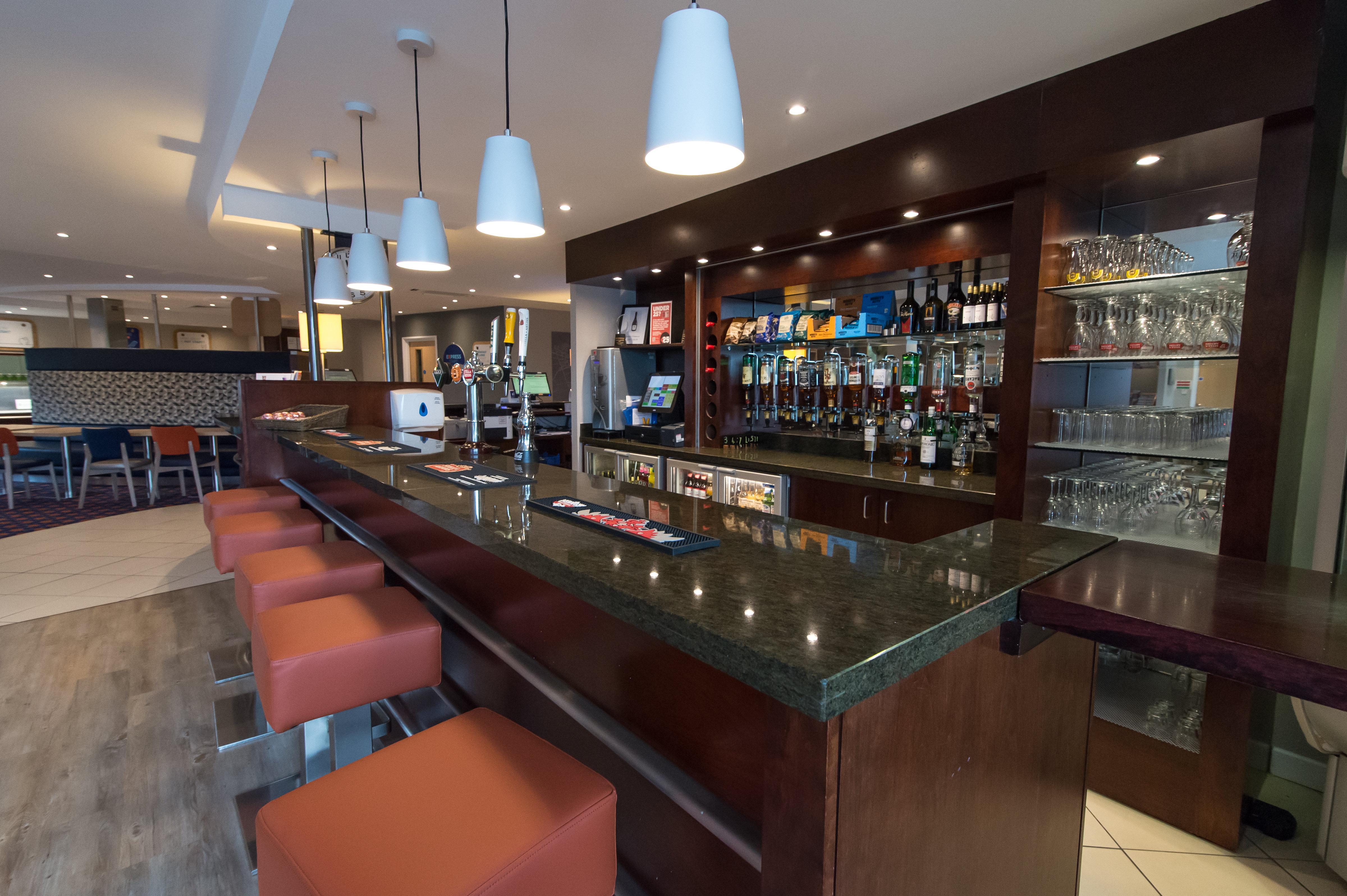Holiday Inn Express Dunfermline By Ihg Eksteriør billede